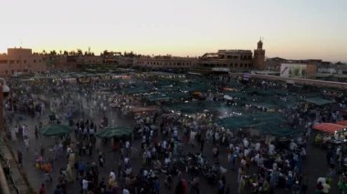 Marakeş, Morroco 'daki ünlü jemaa el-fnaa pazarının alacakaranlık manzarası.