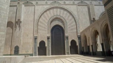 Casablanca, Morroco 'daki Hassan ii Camii' nin devasa giriş kapıları.