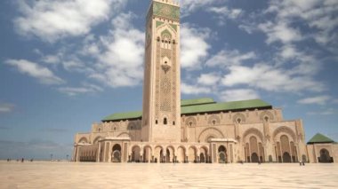Gündüz vakti Casablanca, Morroco 'daki Hassan ii Camii' nin görüntüsü yükseliyor.