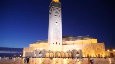 Gece Casablanca, Morroco 'da Hassan ii Camii' nin ve minaresinin klibini kaldır.