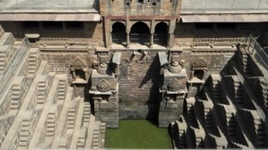 Chand Baori 'nin dibindeki su manzarası Hindistan' ın Rajasthan eyaletindeki Abhaneri köyünde bir stepwell.