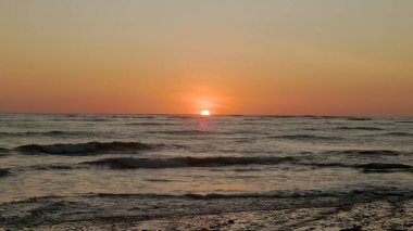 Gün batımında, Kosta Rika 'nın Corcovado Ulusal Parkı' ndaki playa sirena plajında güneşin ufuktaki görüntüsü.