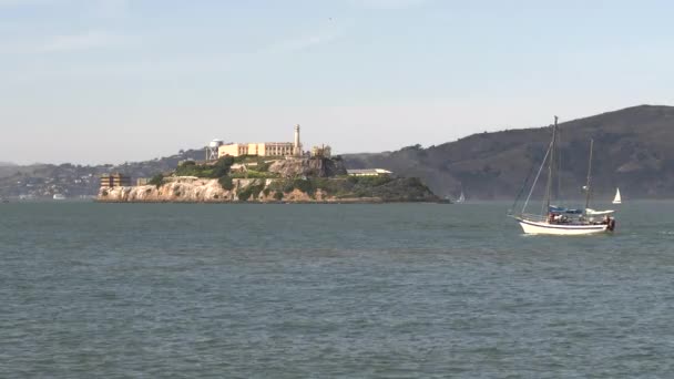 Iate Navega Baía San Francisco Com Ilha Alcatraz Distância Norte — Vídeo de Stock