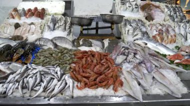 Casablanca, Morroco 'daki bir pazarda taze deniz ürünleri sergileniyor.