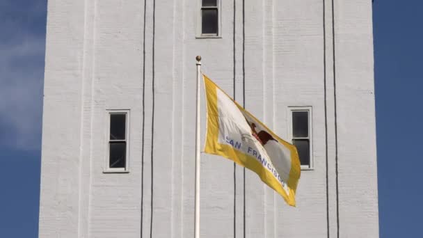 位于加州旧金山的历史性渡船建筑上的旧金山市和县旗的近景 — 图库视频影像