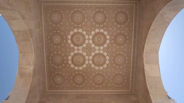 モロッコのカサンブランカにあるハサン2世モスクの歩道で華やかなタイルのパターンを拡大し — ストック動画