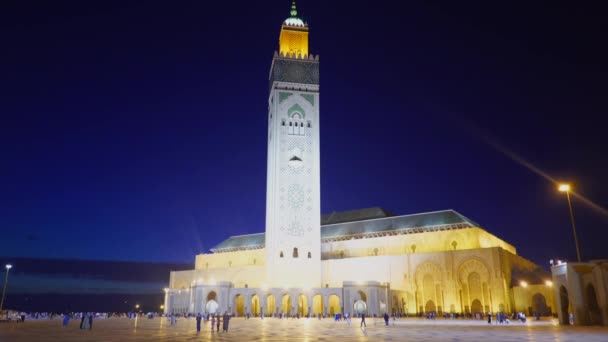 夜になるとマルチ軸ジンバルはモロッコのカサブランカにあるハサン2世モスクに向かって歩きました — ストック動画