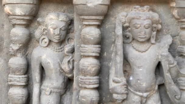 インドのラジャスタン州の階段状のチャンド バオリの2体のヒンドゥ像のパン — ストック動画
