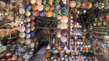 Marakeş, Morroco 'nun ünlü çarşısında renkli seramik satan tezgahlar.