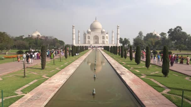 Das Taj Mahal Und Der Brunnen Vom Haupteingang Aus Gesehen — Stockvideo