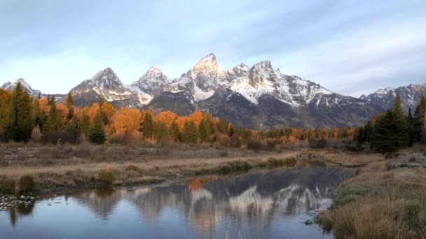 Herbstmorgendlicher Clip Der Schneebedeckten Tetonberge Die Sich Ruhigem Wasser Bei — Stockvideo