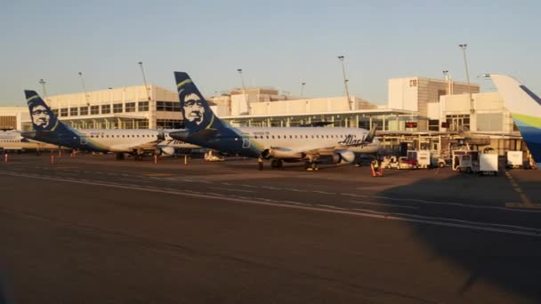 Vista Jatos Companhias Aéreas Alasca Portas Aeroporto Seatac Partir Avião — Vídeo de Stock
