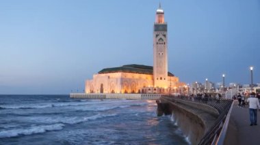 Rıhtımın alacakaranlığında geniş görüş alanı ve Casablanca, Morroco 'daki Hassan ii camii.