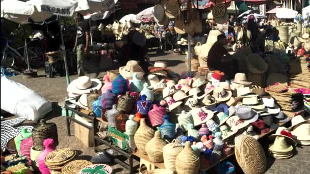 Outdoor Marktstände Mit Körben Hüten Und Anderen Webwaren Marrakesch Marokko — Stockvideo