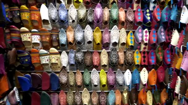 Pan Exhibición Por Menor Zapatos Colores Mercado Principal Marrakech Marruecos — Vídeos de Stock