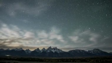 Jackson Wyoming, ABD 'deki Grand Teton Ulusal Parkı' ndaki Teton Dağları 'nın sonbahar gecesi süresi doluyor.