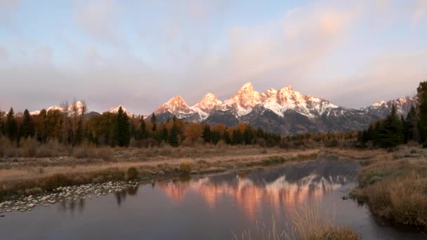 ウイオミング州のグランド トン国立公園で秋の雪嵐の後のグランド トン山の日の出ズーム — ストック動画