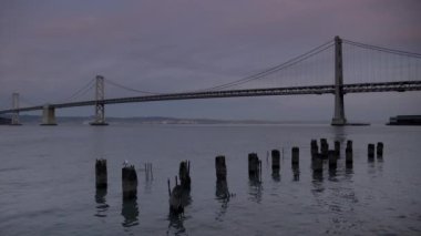 Kuzey Kaliforniya, San Francisco 'daki Bay Bridge ve Old Pylon' ın günbatımı görüntüleri.