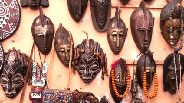 在Morroco的Marrakech市的一个市场上 大量购买非洲面罩 — 图库视频影像