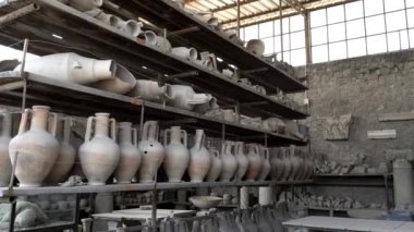 Napoli yakınlarındaki Pompeii harabelerinde sergilenen antik Roma amforuna yakınlaş, İtalya