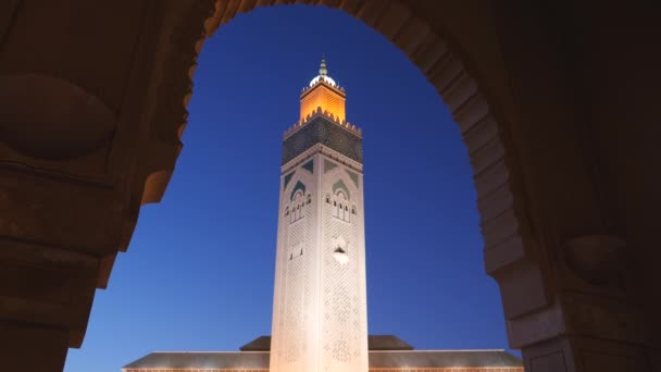 モロッコのカサブランカにあるアーチに囲まれたハサン2世モスクのミナレットの夕暮れの景色 — ストック動画