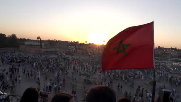 Західний Знімок Марокканського Прапора Летить Над Базаром Джамаа Ель Факе — стокове відео