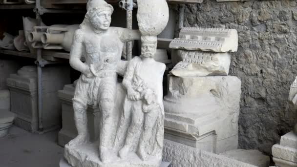 Pochylić Klip Kamiennego Posągu Rzymskiego Gladiatora Ruinach Pompei Niedaleko Neapolu — Wideo stockowe