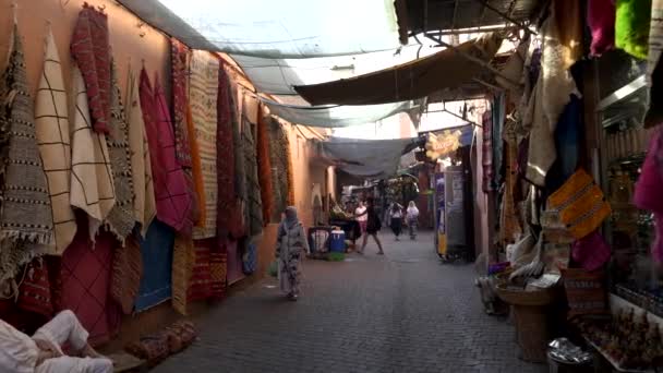 Clip Estabilizado Gimbal Caminando Junto Una Tienda Alfombras Camino Marrakesh — Vídeos de Stock