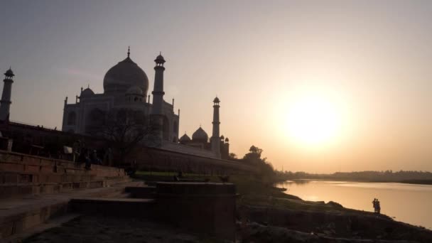 タージ マハルの日没時の経過とインドのガグラのヤムナ川の横の帽子 — ストック動画