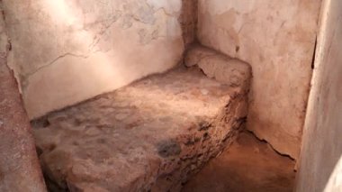 Napoli, İtalya yakınlarındaki Pompei harabelerinde bir yatağın görüntüsünü yukarı doğru eğ.