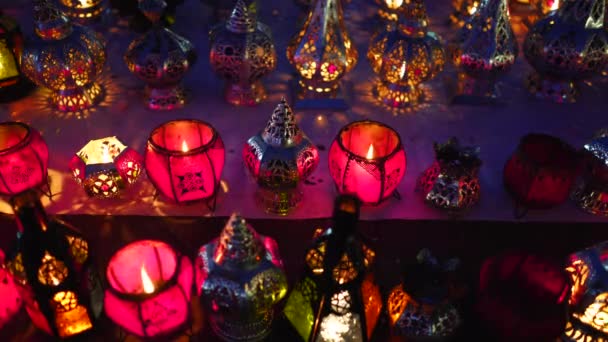Tiro Noite Alto Ângulo Lanternas Com Velas Acesas Mercado Principal — Vídeo de Stock