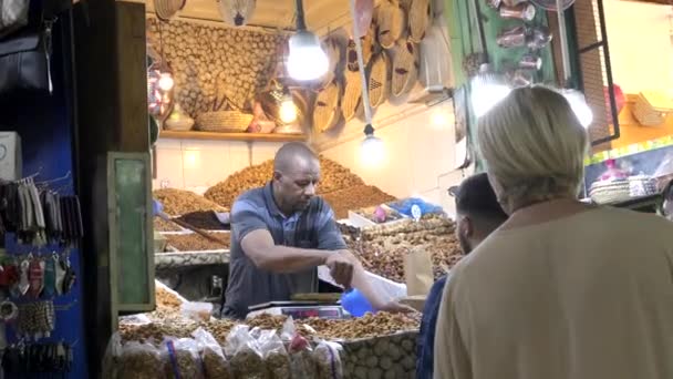 Powiększ Suszonego Sprzedawcę Owoców Orzechów Ważącego Żywność Głównym Rynku Marakeszu — Wideo stockowe