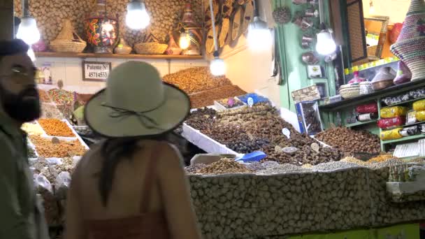 Vendedor Frutas Frutos Secos Espera Los Clientes Puesto Mercado Marrakech — Vídeos de Stock