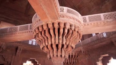 Diwan-i-Khas 'taki oyulmuş merkezi taş sütunun etrafında yürüyen titreşimli sabitleyici şarjör Agriya, Hindistan yakınlarındaki Fatehpur Sikri' de