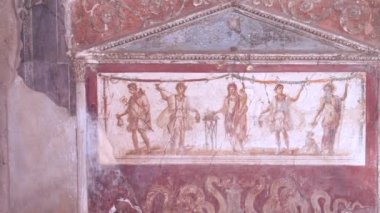 İtalya, Napoli yakınlarındaki Pompei harabelerinde Vetutius Placidus 'un termopoliyumunda beş haneli boyalı laryum.