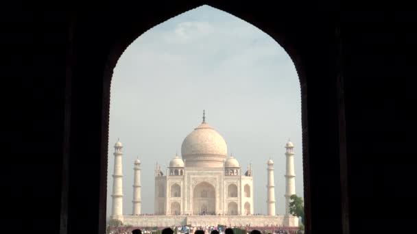 インドのアグラにある大門の入り口のアーチに囲まれたタージ マハル — ストック動画
