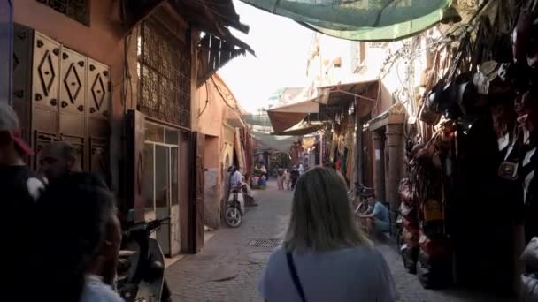 モロッコのマラケシュで細い路地を歩くジンバル ショット — ストック動画