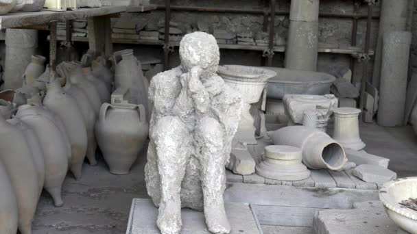 イタリアのナポリ近くのポンペイ遺跡の座っている位置に犠牲者の石膏キャスト — ストック動画