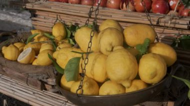 Güney İtalya 'daki Alamfi Sahili' ndeki Positano 'da satılık limonları kapatın.