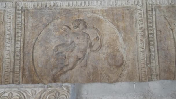 Bajorrelieve Cupido Una Pared Edificio Las Ruinas Pompeya Cerca Naples — Vídeos de Stock