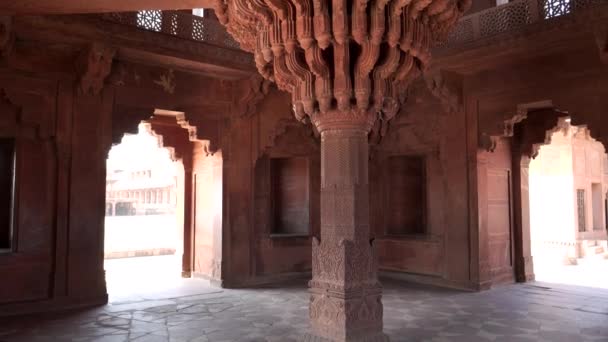インドのアグラ近郊のファテファー スキリにあるディワン カズの有名な彫刻された石柱のクリップを傾ける — ストック動画
