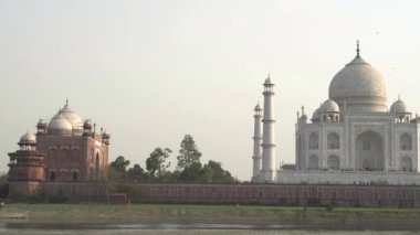Taç Mahal ve Yamuna nehrinin günbatımı pan 'ı Agrida, Hindistan' da mehtab bagh 'dan