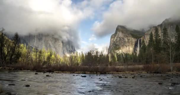 在美国加州约塞米蒂国家公园里 从山谷的角度来看猫王和融化的河流在冬季的消逝 — 图库视频影像