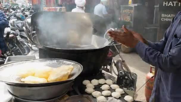 Clipe Alta Moldura Cozinheiro Fazendo Pão Poori Amritsar Índia — Vídeo de Stock