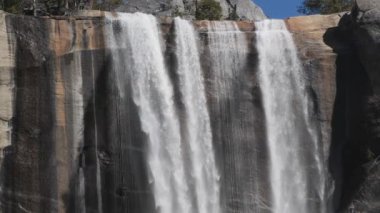 Kaliforniya 'nın Yosemite Ulusal Parkı' na kış zamanı yavaş çekim videosu geliyor.
