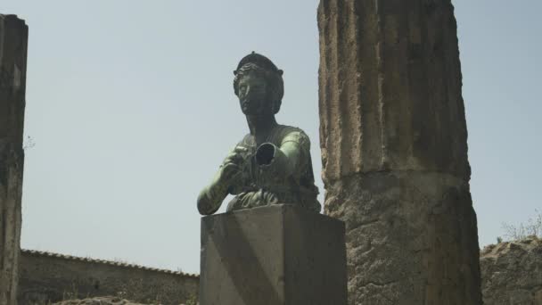 Μπρούτζινο Άγαλμα Της Ρωμαϊκής Θεάς Diana Στα Ερείπια Της Πομπηίας — Αρχείο Βίντεο