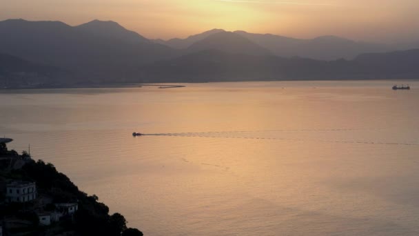 一艘渔船黎明时分在意大利南部的阿马尔菲海岸驶向港口 — 图库视频影像