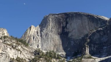 Kaliforniya 'daki Yosemite Ulusal Parkı' ndaki Ayna Gölü 'nden yarım kubbenin tabanına yakınlaş.