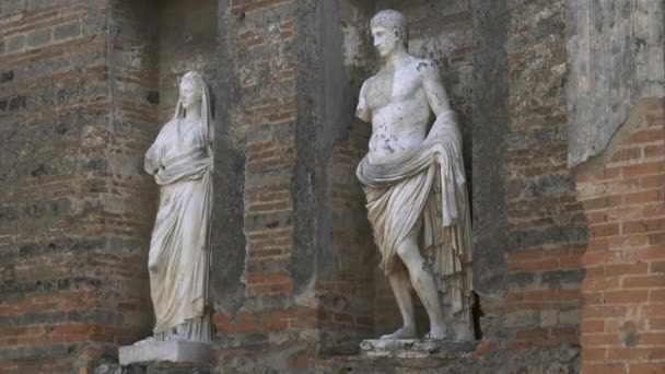 Talya Napoli Yakınlarındaki Pompeii Harabelerinde Bulunan Iki Mermer Heykele Yakınlaş — Stok video