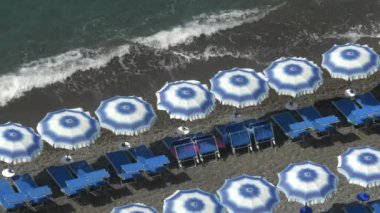 Güney İtalya 'daki Alamfi Sahili' nin pozitano plajındaki yüksek açılı şemsiye ve plaj sandalyeleri.